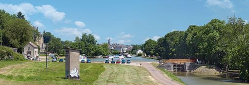 Le canal à Châtillon-en-Bazois. Au premier plan, le site de l'écluse 15 du versant Loire&nbsp;; à gauche, la maison de garde, le port et le château. Au fond, la ville de Châtillon-en-Bazois.