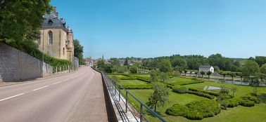 Le château de Châtillon-en-Bazois et ses jardins, longeant le canal du Nivernais. Les bassins sont alimentés par le canal du Nivernais.