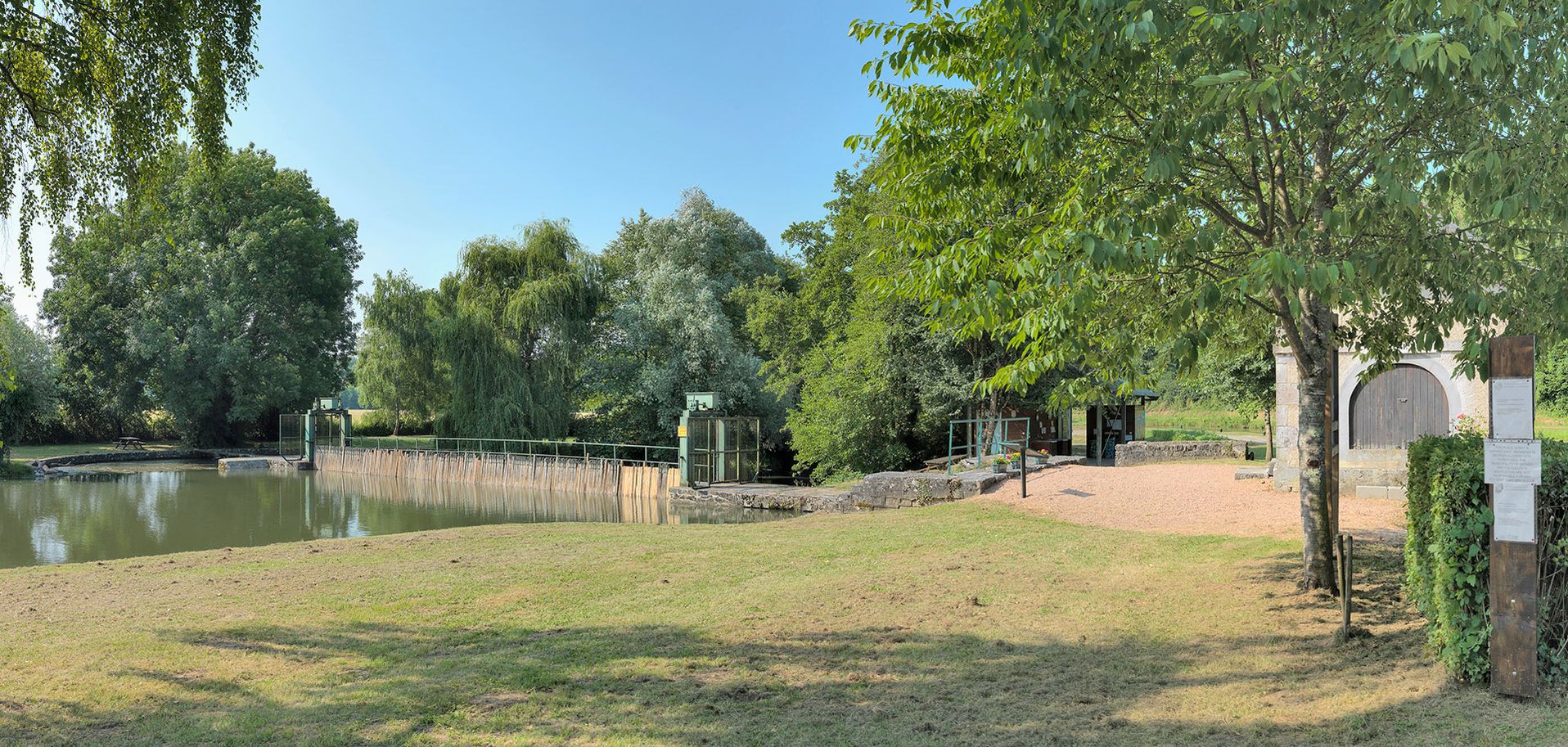 Canal du Nivernais&nbsp;: barrage à aiguilles de Fleury, bief 22 du versant Loire à Biches.