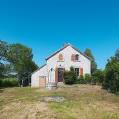 Puits devant la maison éclusière de type « Bernay » sur le site de l’écluse 22 du versant Loire à Biches.