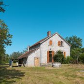 Face latérale de la maison éclusière de type «&nbsp;Bernay&nbsp;» sur le site de l'écluse 22 du versant Loire, dite de Bernay, à Biches.