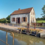 Maison éclusière de type «&nbsp;Bernay&nbsp;» sur le site de l'écluse 22 du versant Loire, dite de Bernay, à Biches.