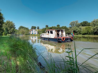 Bateau de plaisance battant pavillon étranger s’apprêtant à passer le site de l’écluse 24 du versant Loire à Limanton.