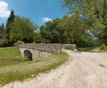 Pont routier isolé de Martigny, composé de culées et d'une voûte en moellon et pierre de taille. Sur le bief 30 du versant Loire à Cercy-la-Tour, il permet une desserte locale.