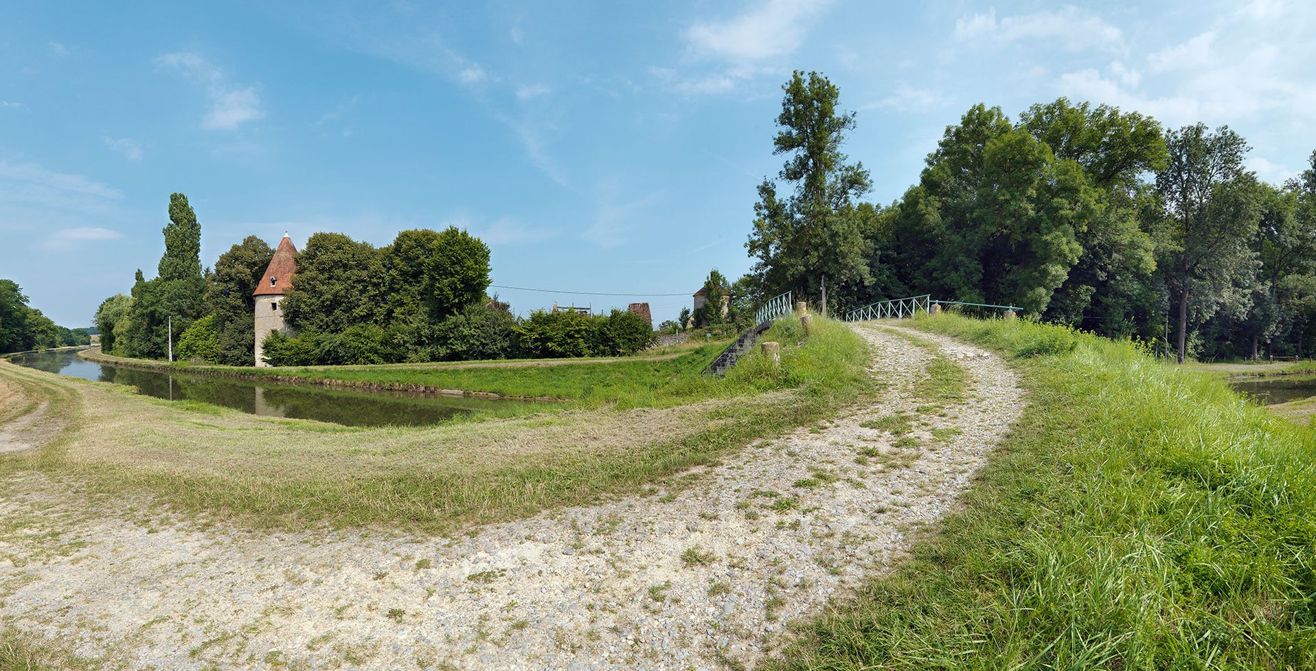 Le pont routier isolé desservant le château de Roche le long du bief 32 du versant Loire à Champvert.