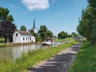 Le village de Champvert, le long du bief 34 du versant Loire avec l’église Saint-Jean-Baptiste, juste derrière la maison de cantonnier.