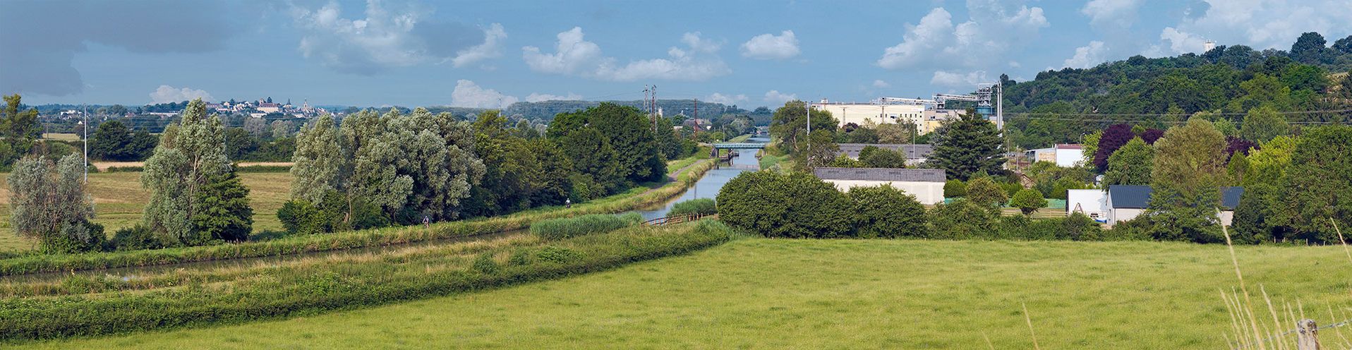 Ensembles industriels situés entre la ligne de chemin de fer Nevers-Chagny et la rive droite du canal du Nivernais, bief 34 du versant Loire à Saint-Léger-des-Vignes.