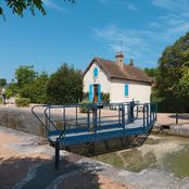 Maison éclusière du site de l'écluse 34 du versant Loire, dite de Vauzelles à Saint-Léger-des-Vignes.