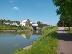 Le pont en béton de Saint-Thibault, à Saint-Léger-des-Vignes, bief 35 du versant Loire.