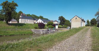 La maison éclusière du site de l’écluse 35 du versant Loire à Saint-Léger-des-Vignes.