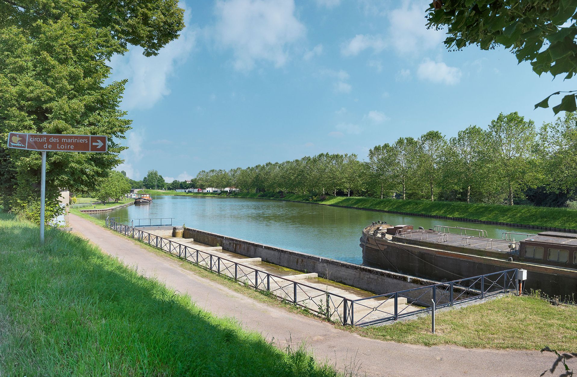 Canal du Nivernais&nbsp;: cale sur le port de Saint-Thibault à Saint-Léger-des-Vignes.