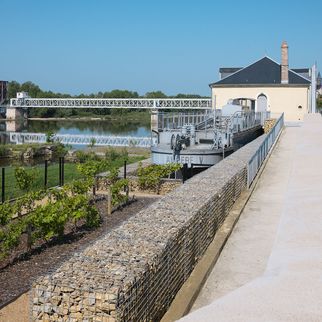 Canal du Nivernais&nbsp;: le toueur Ampère V conçu en 1933 et le centre d’interprétation dans l’ancienne  maison du receveur de la navigation à Saint-Léger-des-Vignes.