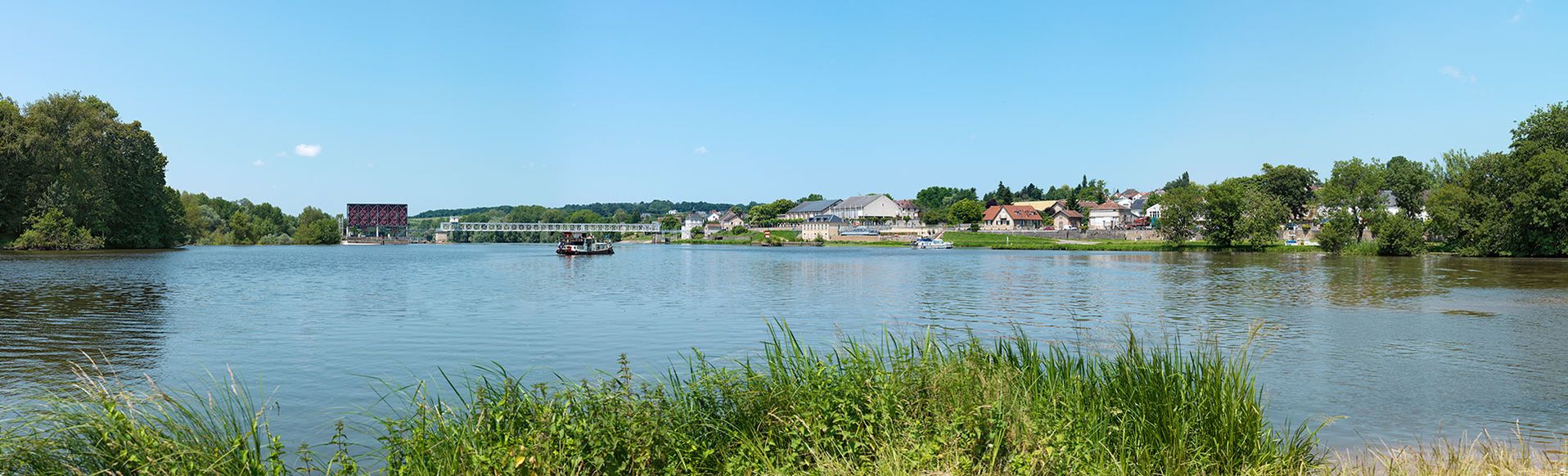 Panorama sur l’embouchure du canal du Nivernais dans la Loire à Saint-Léger-des-Vignes. Face à nous, on peut voir la maison du receveur de la navigation, aujourd’hui centre d’interprétation du toueur et en arrière-plan, le barrage sur la Loire.