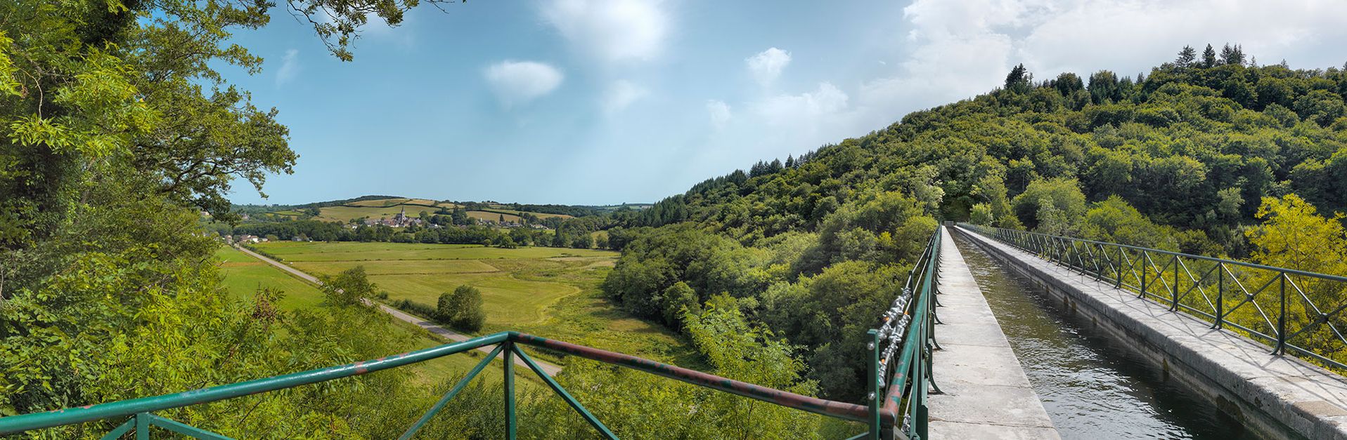 La rigole d’Yonne passant sur l’aqueduc de Montreuillon. A gauche, on peut voir le village de Montreuillon.