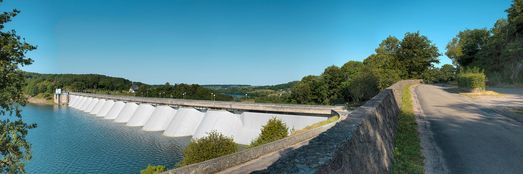 Le barrage multi-voûtes de Pannecière, à Chaumard.