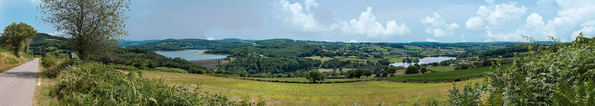 Vue panoramique du réservoir de Pannecière et du barrage, à Chaumard. A droite, on aperçoit le bassin de compensation ou contre-réservoir.