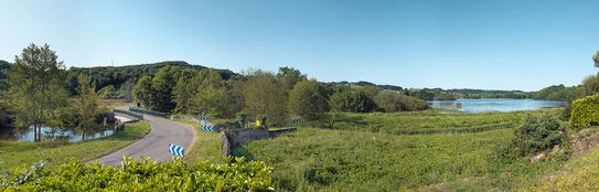 Vue du bassin de compensation de Pannecière avec au premier plan l'ancienne prise d'eau de la rigole d'Yonne et au fond, le barrage avec la nouvelle prise d'eau, au lieu-dit Pont de Pannecière à Mhère.