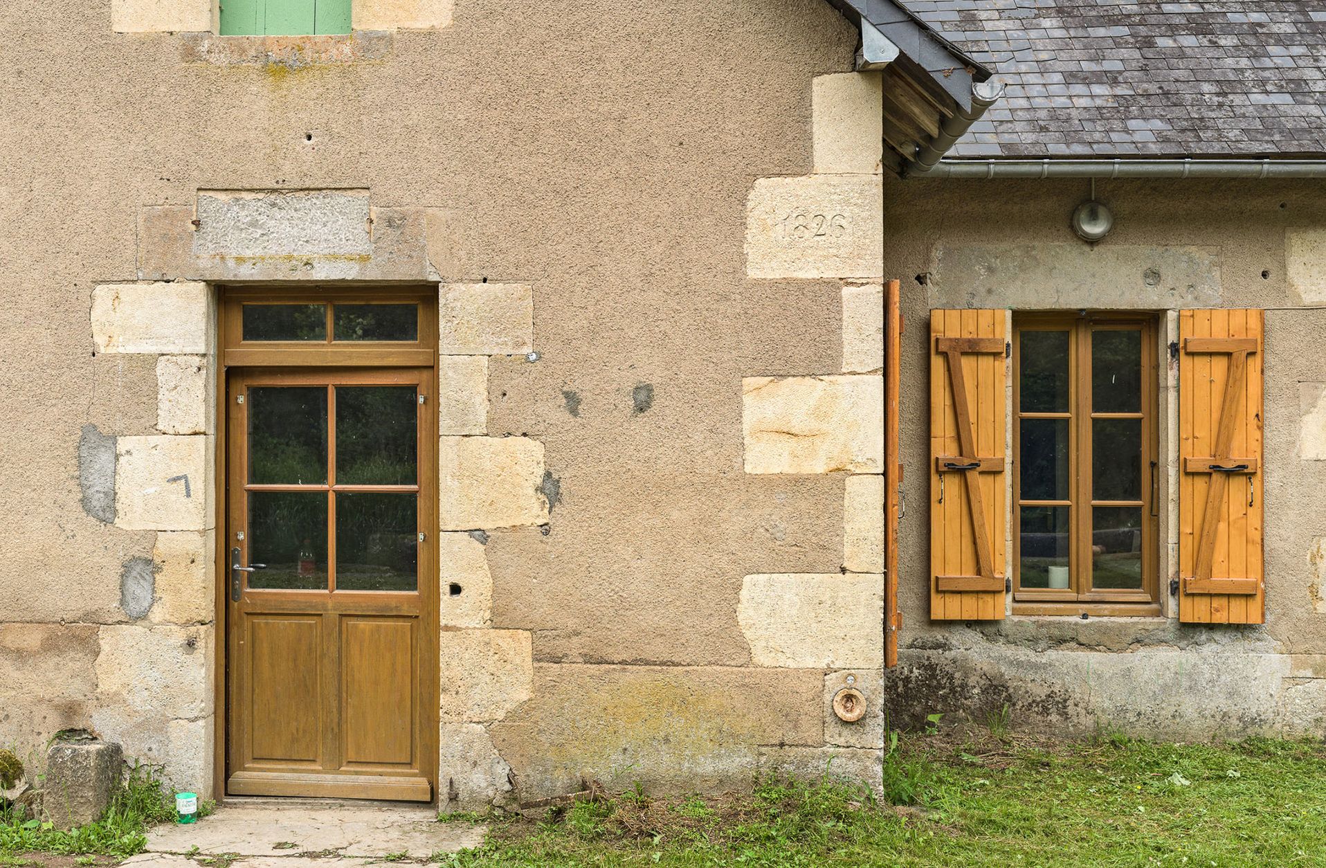 Détail des chaînes d’angle et encadrements de baies en pierre de taille, maison éclusière du site de l'écluse 07 du versant Seine à La Collancelle.