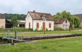 Maison éclusière de type Chanoine, sur le site de l'écluse 18 du versant Seine, dite du Creuset, à Sardy-lès-Epiry.