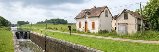 Le site d’écluse 18 du versant Seine, dite du Creuset, à Sardy-lès-Epiry, avec la maison éclusière et le hangar, rive gauche.