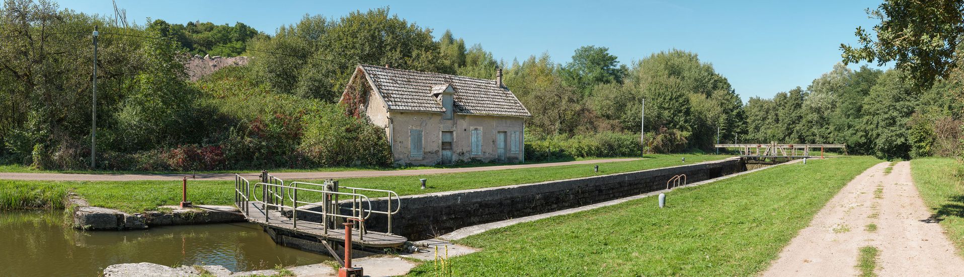 Canal du Nivernais&nbsp;: maison du site de l’écluse 22 du versant Seine à Sardy-lès-Epiry, construite en 1829.