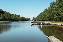 Canal du Nivernais&nbsp;: appontements sur le port de la Chaise, bief 25 du versant Seine à Pazy.