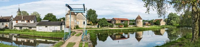 Le village de Dirol avec la ferme et la scierie. Au premier plan, le pont-levis à flèches du Marais. Bief 35 du versant Seine.