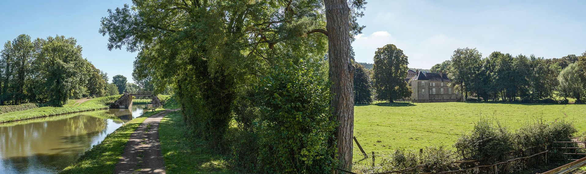 Le château de Cuncy longeant le bief 44 du versant Seine à Villiers-sur-Yonne. Les bassins du château sont alimentés par le canal au moyen d’une vanne en métal.