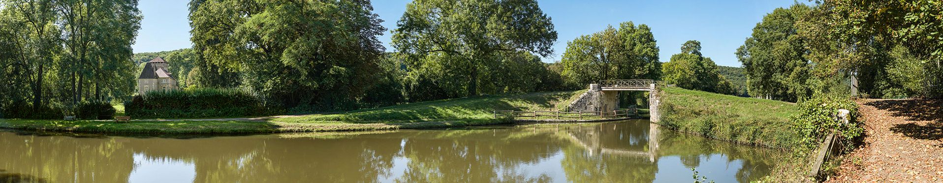 Pont de Cuncy donnant accès au château du même nom. Bief 44 du versant Seine à Villiers-sur-Yonne.