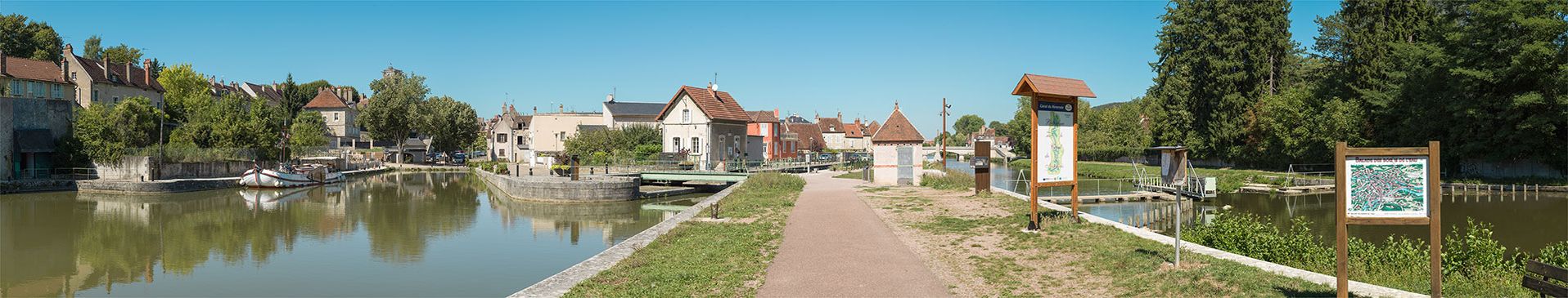 De gauche à droite&nbsp;: le port des Jeux avec en arrière-plan l'avenue de la République&nbsp;; le site de l'écluse 47 du versant Seine et l'Yonne (avec le pertuis surmonté d'une passerelle), vus d'amont.