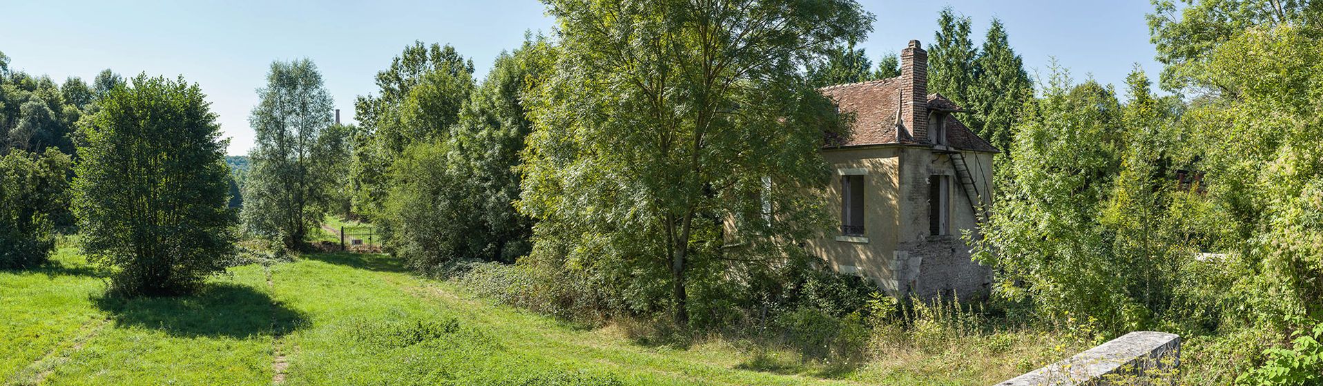 L’ancien site de l'écluse 48 du versant Seine, dite de La Forêt à Surgy. On y voit l’ancienne maison éclusière et le sas comblé.