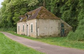 La maison éclusière sur le site de l'écluse 49 du versant Seine, dite de la Garenne à Surgy.