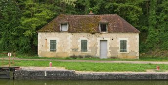 La maison éclusière avec son extension à gauche et ses deux lucarnes&nbsp;; site de l'écluse 49 du versant Seine, dite de la Garenne à Surgy.