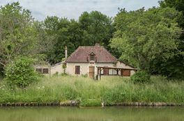 La maison éclusière du site de l'écluse 50 du versant Seine, dite de Basseville 1 à Surgy.