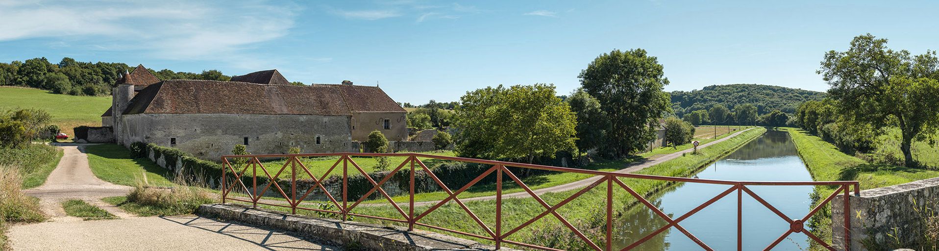 La chartreuse de Basseville vue depuis le pont routier permettant de la desservir&nbsp;; bief 52 du versant Seine à Pousseaux.