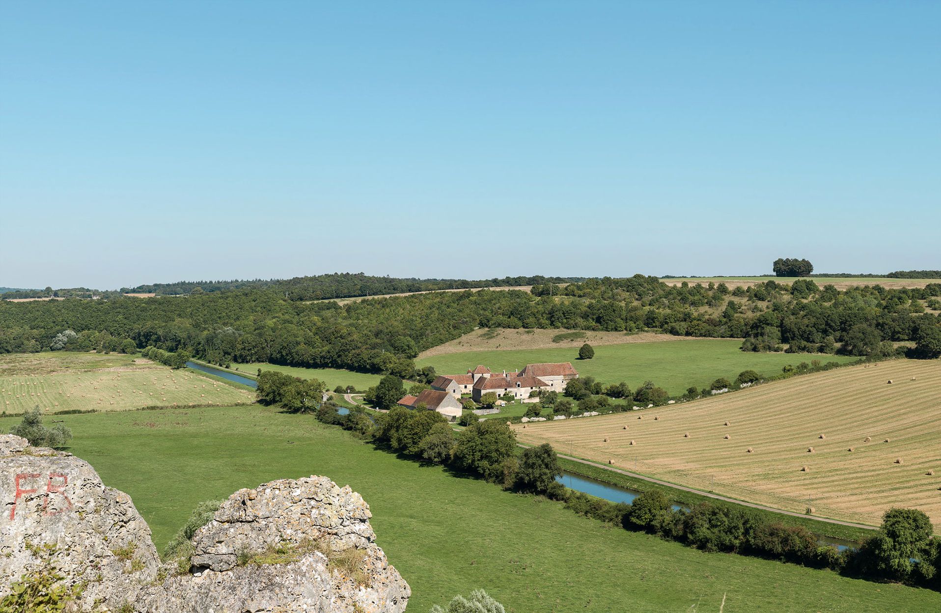 Le panorama de la vallée de la chartreuse de Basseville, à Pousseaux, montre un paysage façonné par l’agriculture. D’immenses champs cultivés côtoient de grandes étendues de forêts. Bien qu’il semble éternel, ce paysage est bien de notre temps. En effet, les recherches montrent que tout a changé depuis le début du 19e siècle. Les parcelles de vignes étaient alors majoritaires, avec une minorité de prés, champs et parcelles de forêt.