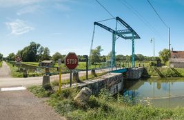 Pont-levis à flèches de Pousseaux, sur le bief 52 du versant Seine.