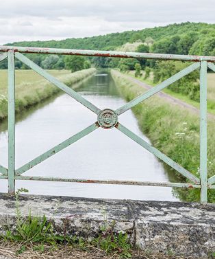 Canal du Nivernais&nbsp;: détail du garde-corps du pont de Basseville à Pousseaux, bief 52 du versant Seine.