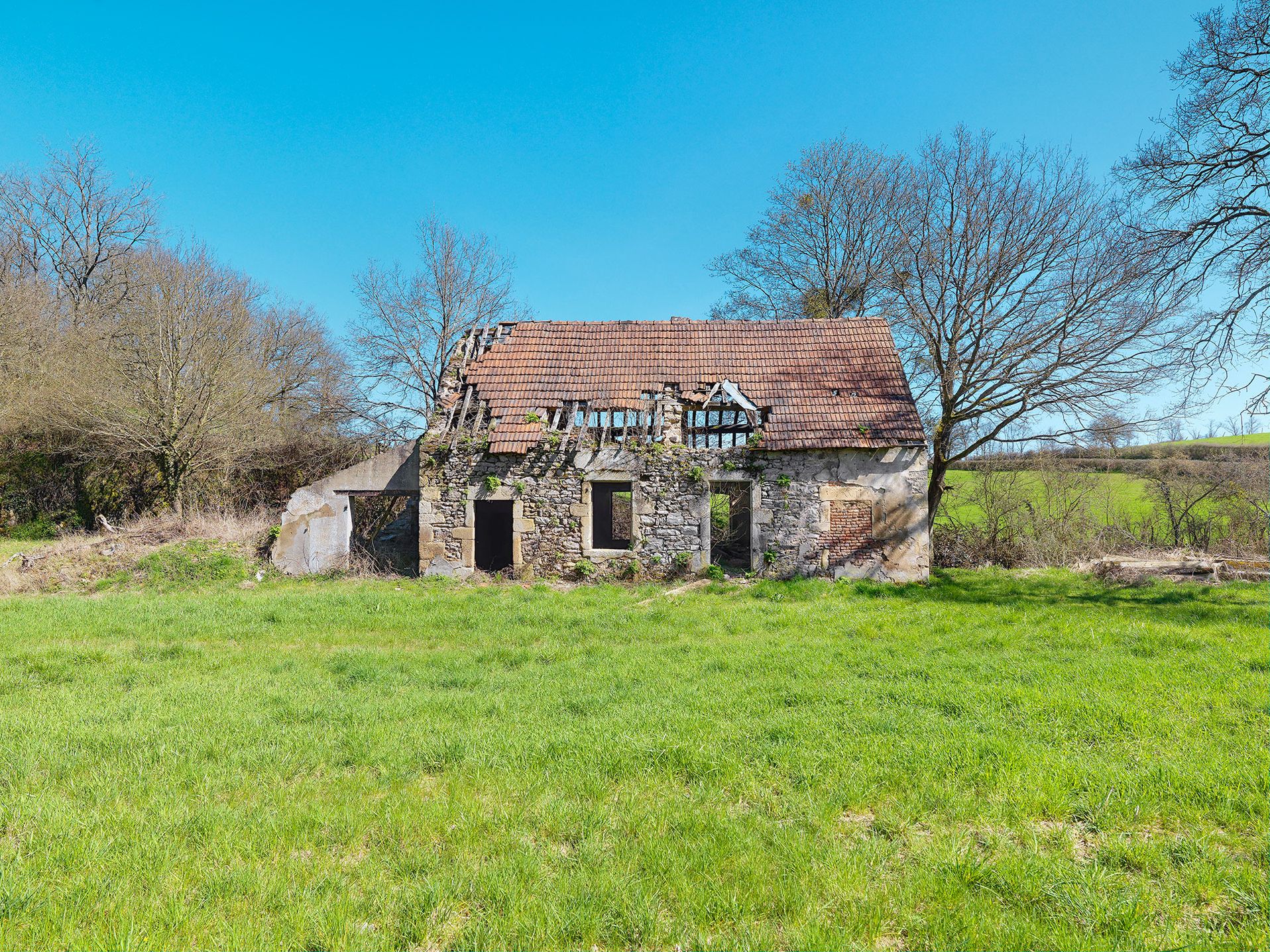 La maison éclusière du site d’écluse XVII, aujourd’hui sur le bief 11 du versant Saône-Méditerranée, à Saint-Julien-sur-Dheune.