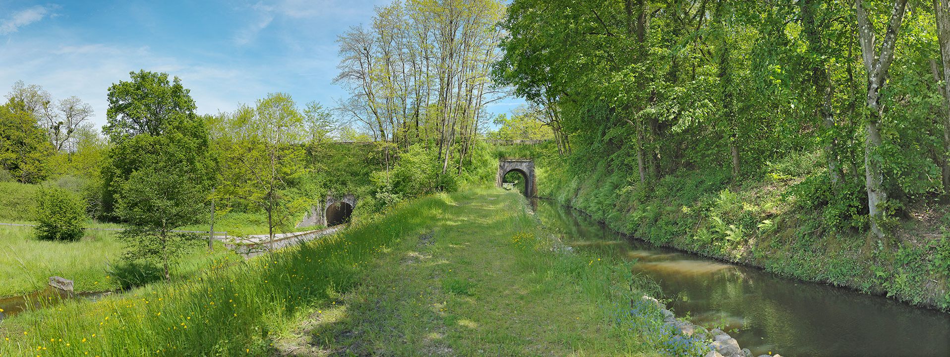 Pont ferroviaire enjambant la rigole de Montaubry. A gauche, la rigole de fuite. Bief 10 du versant Méditerranée à Saint-Julien-sur-Dheune.