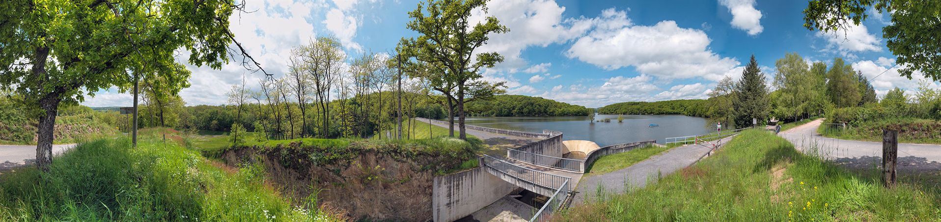 Le réservoir de Montaubry avec au premier plan le déversoir de superficie. Bief 10 du versant Méditerranée à Saint-Julien-sur-Dheune.