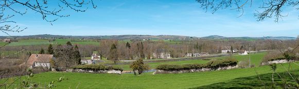 Vue d'ensemble du site du château de la Motte&nbsp;: avec à gauche un pont routier isolé, au centre le château de la Motte avec à sa droite les bâtiments de l'ancienne verrerie. A droite, le site d'écluse 15 du versant Méditerranée à Saint-Bérain-sur-Dheune.