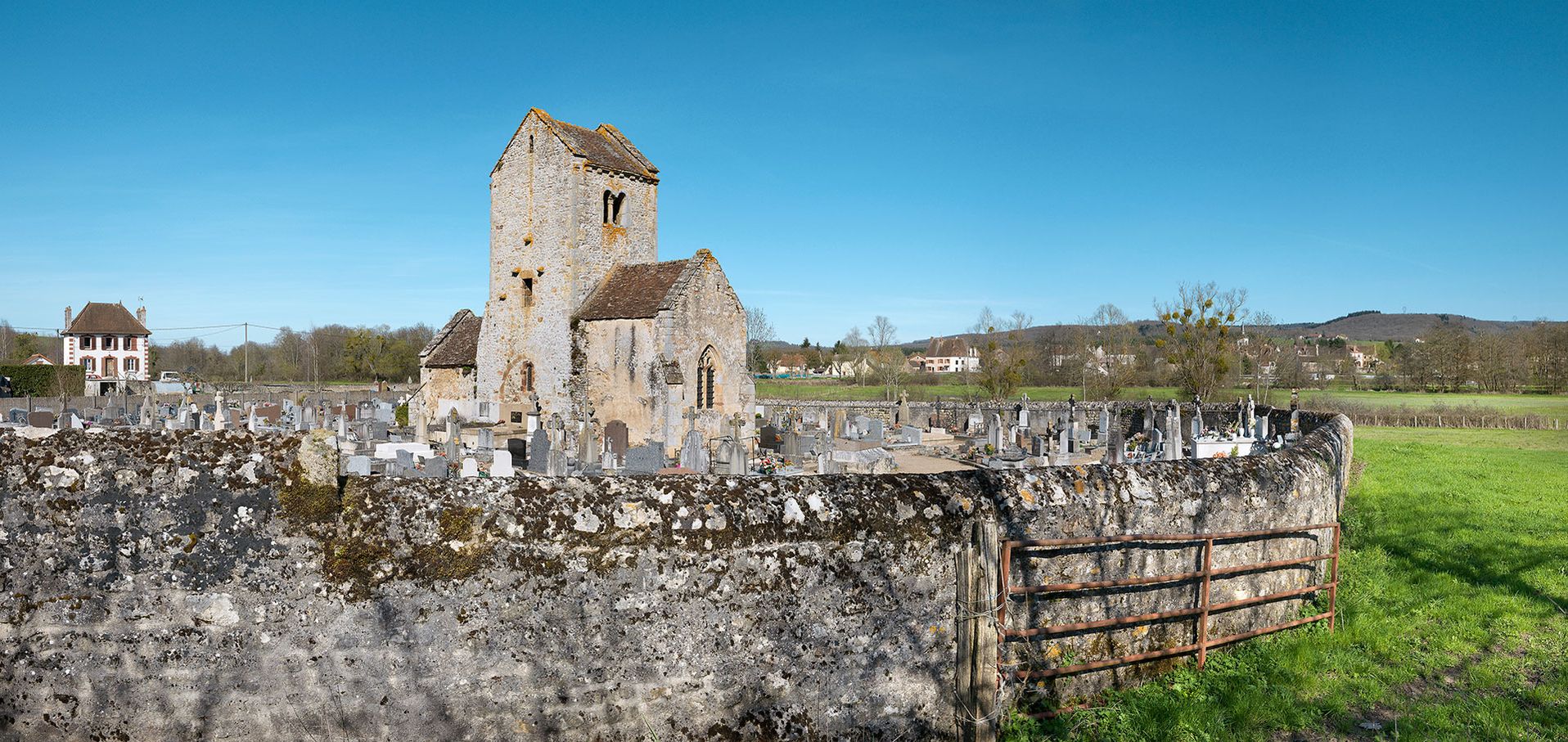 L’ancienne église devenue chapelle du cimetière à Saint-Bérain-sur-Dheune.