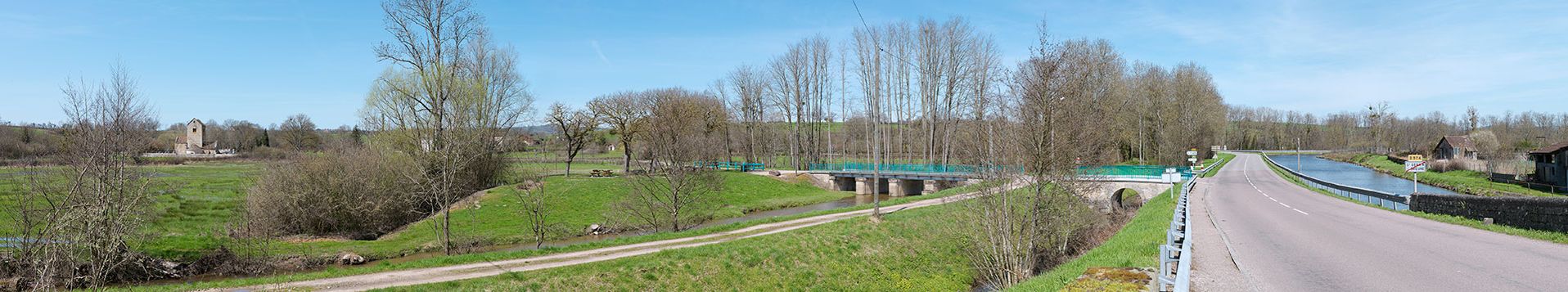 Panorama au bief 18 du versant Méditerranée à Saint-Bérain-sur-Dheune, avec de gauche à droite&nbsp;: l'ancienne église, le pont sur la Dheune, le pont sur contre-fossé et le canal du Centre.