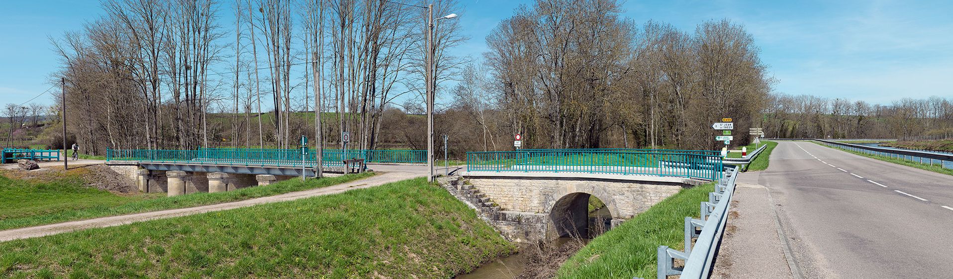 Deux ponts au niveau du bief 18 du versant Méditerranée&nbsp;: pont routier isolé sur la Dheune et pont sur le contre-fossé du canal, à Saint-Bérain-sur-Dheune. A droite le canal du Centre.