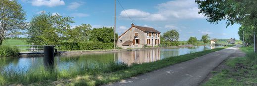 L'ensemble du site de l’écluse 24 du versant Méditerranée à Chagny, avec au centre la maison éclusière de type Mercadier et à gauche le déversoir.