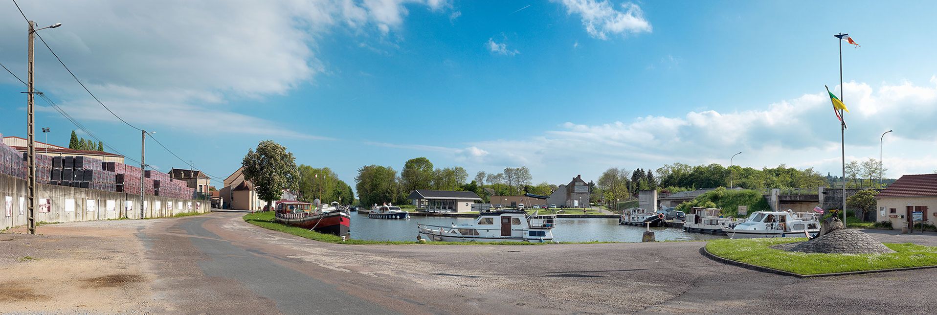 Le port de Chagny&nbsp;: à gauche, stock de tuiles de l'usine Terreal&nbsp;; au centre, l'arrivée de la tranchée dans le port et à droite, une œuvre d'art contemporaine monumentale en béton et métal, créée par Lawrence Wiener en 1994.