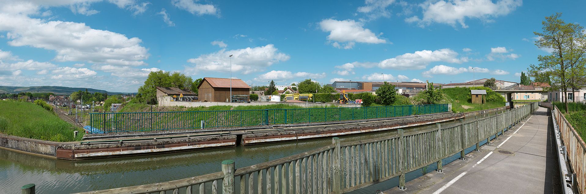 Pont-canal de Chagny permettant au canal de franchir la voie ferrée. A gauche, la gare et l'église de Chagny. A droite, la tuilerie et le pont. Bief 24 du versant Méditerranée, Chagny.