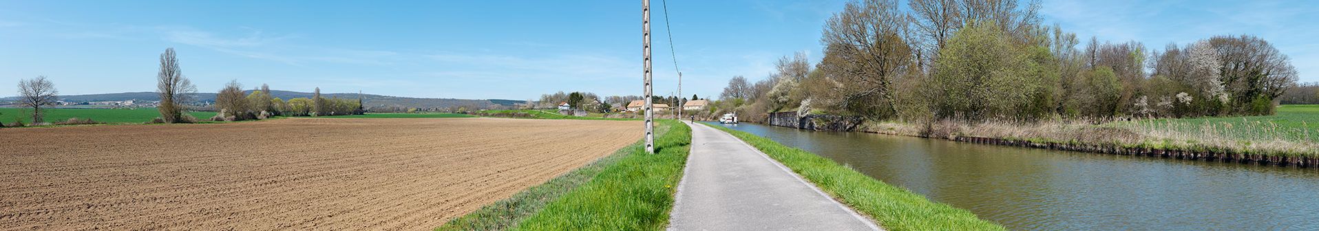 Le canal du Centre au bief 29 du versant Méditerranée. A gauche, le château de Rully, à droite, l’ancien site d’écluse XXXIX.