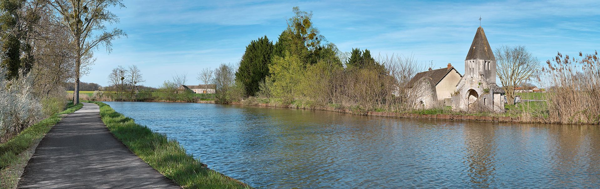 L’église Saint-Vincent de La Loyère, rive gauche, bief 33 du versant Méditerranée à La Loyère. Le passage du canal aurait détruit une partie de la nef.